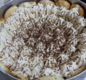 עוגת גבינה, שוקולד לבן, קפה וקלואה עם בישקוטים תוצרת בית